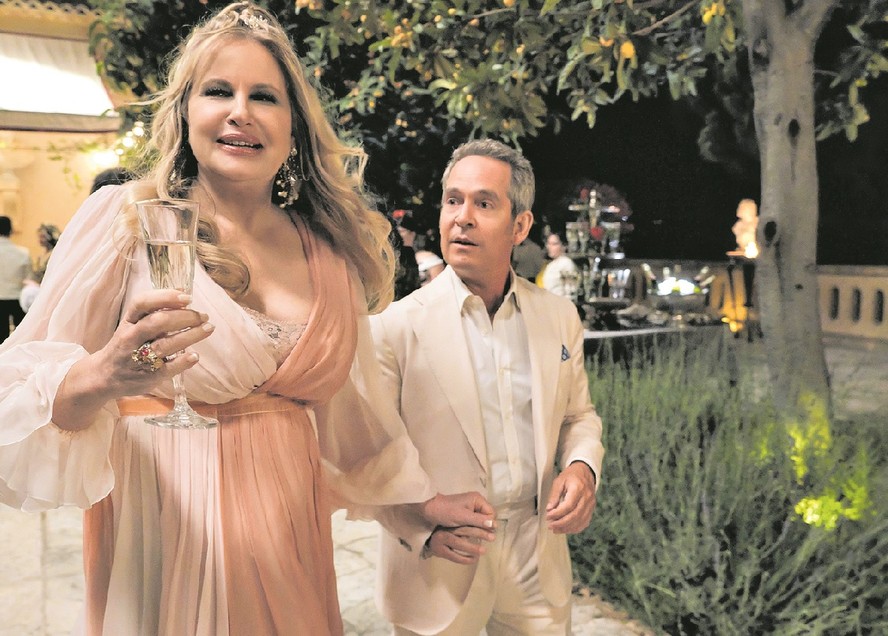 Tanya (Jennifer Coolidge) e Quentin (Tom Hollander) em cena da 2ª temporada de The White Lotus: “Foi imprevisível e extraordinário”, ela diz, sobre a gravação na Itália