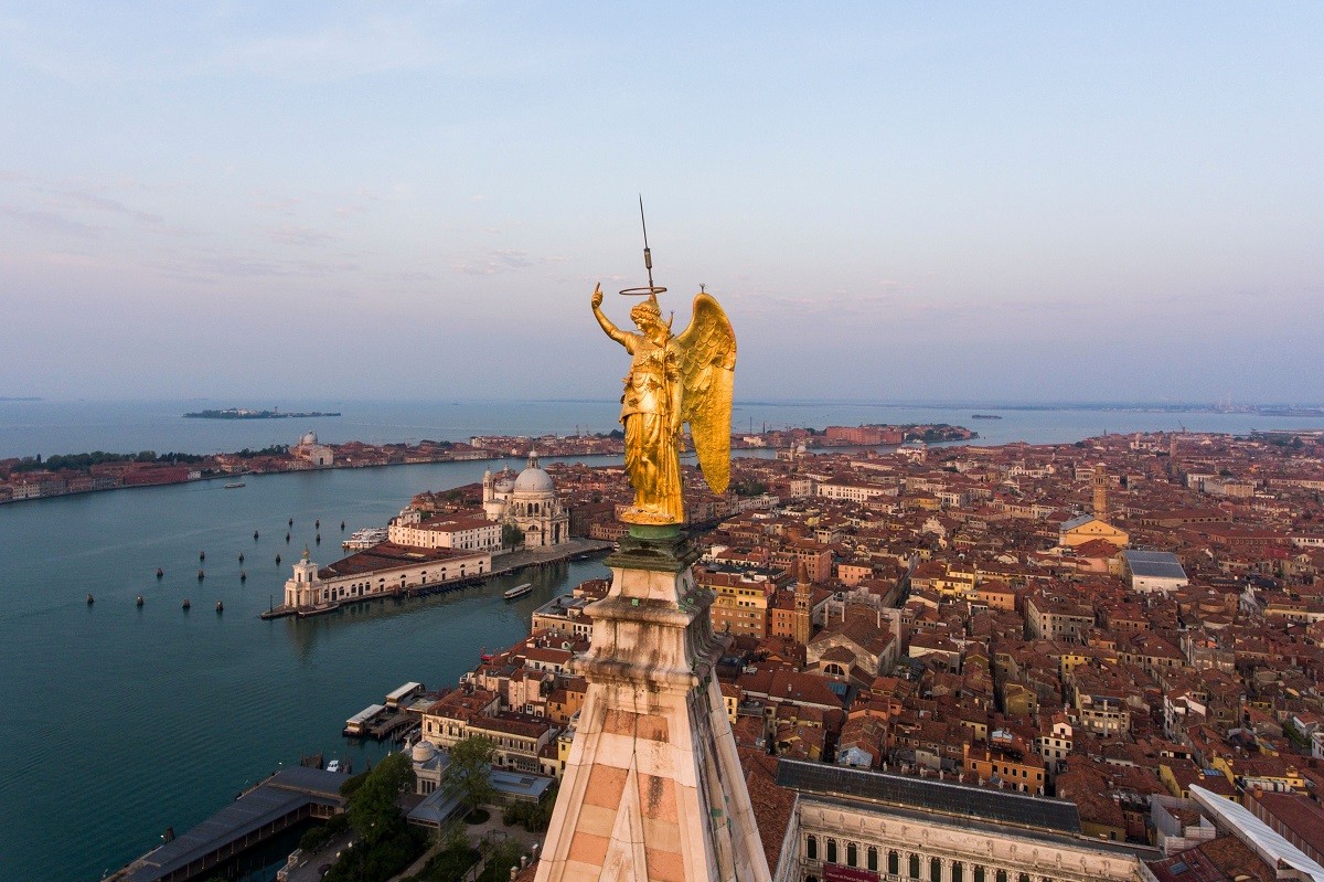 Vista aérea mostra o Anjo Dourado, no topo do Campanário de São Marcos, na praça principal de VenezaAFP