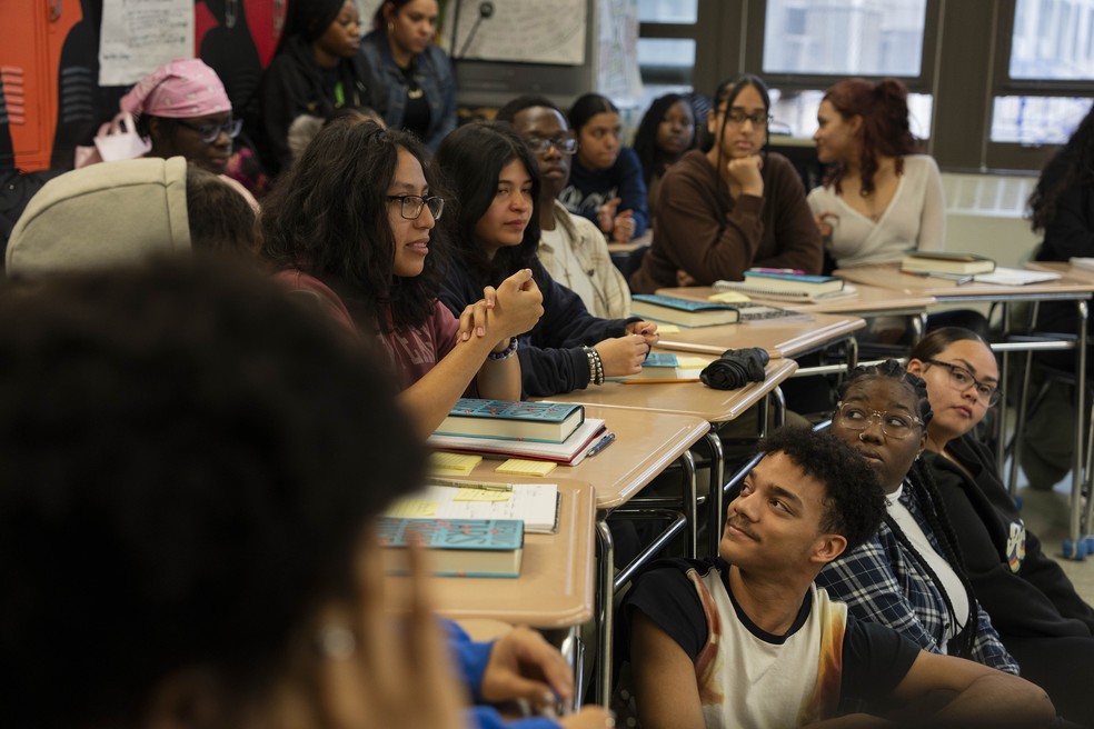 Alunos do ensino médio participam de uma discussão com Tommy Orange sobre seus livros durante uma visita do autor à Millennium Art Academy no Bronx — Foto: Hiroko Masuike/The New York Times