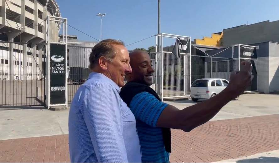 John Textor tira foto com torcedor do Botafogo do lado de fora do Nilton Santos