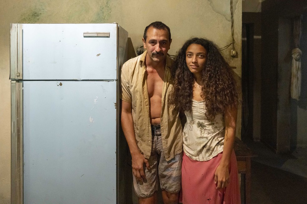 Os personagens Tião Galinha (interpretado pelo ator Irandhir Santos) e Joaninha (Alice Carvalho), da novela 'Renascer' — Foto: Fábio Rocha/Divulgação/TV Globo