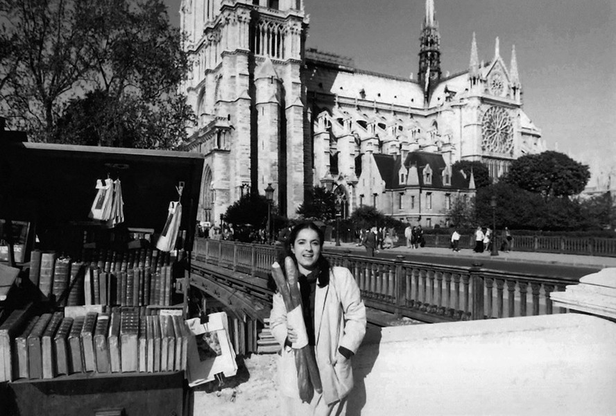Rosa Freire D'Aguiar em frente à catedral de Notre Dame: passado em revista