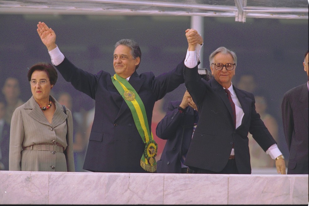 FHC, já com a faixa, acena ao lado de Itamar Franco  — Foto: Sérgio Marques/01.01.1995