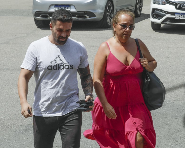 Parentes do advogado assassinado Rodrigo Crespo chegam para reconhecimento do corpo. — Foto: Gabriel de Paiva/ Agência O Globo