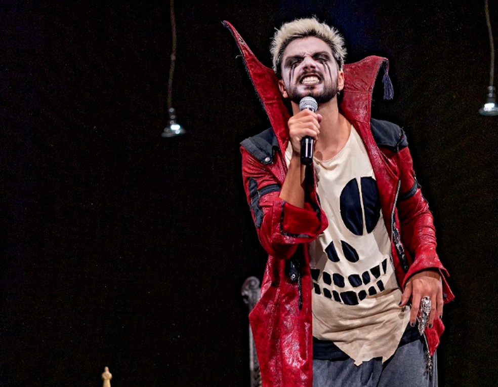 Rodrigo Simas, em cena da peça "Prazer, Hamlet" — Foto: Divulgação/Ronaldo Gutierrez
