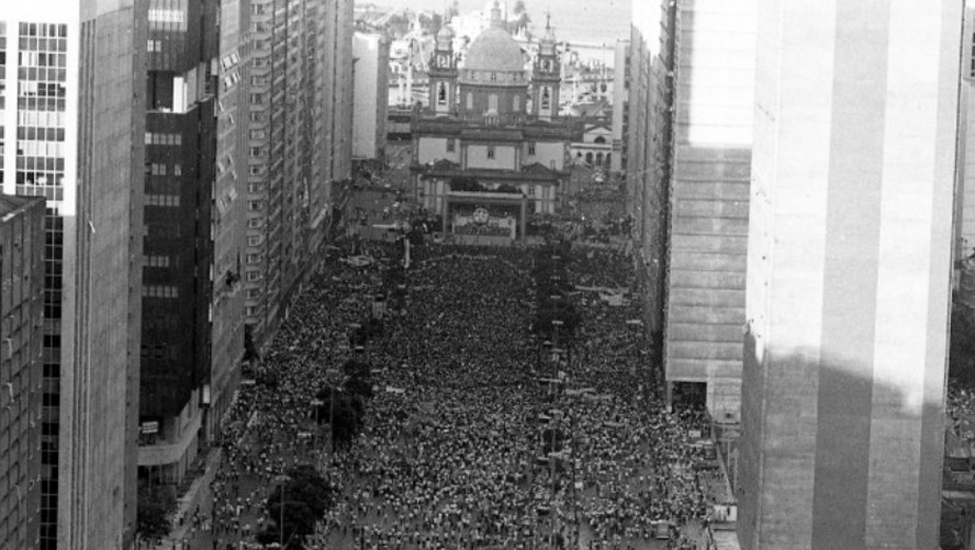 Comício das 'Diretas Já' na Igreja da Candelária, no Rio, em 1984