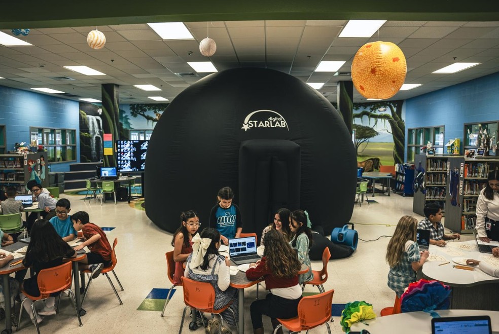 - Um planetário pop-up na Hudson Elementary School em Brownsville, Texas, em 22 de fevereiro de 2024, uma cidade próxima ao local de lançamento da SpaceX e destinatária de milhões de dólares da Musk Foundation — Foto: Meridith Kohut/The New York Times