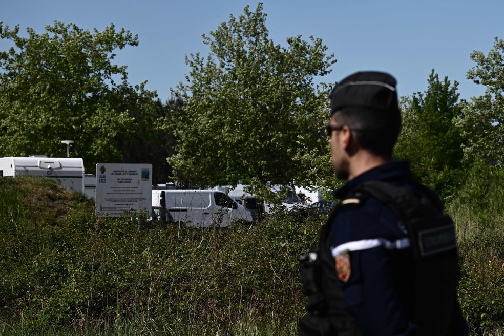 Policial na área de Biscarrosse, sudoeste da França: ataque a cantor — Foto: Philippe Lopez / AFP
