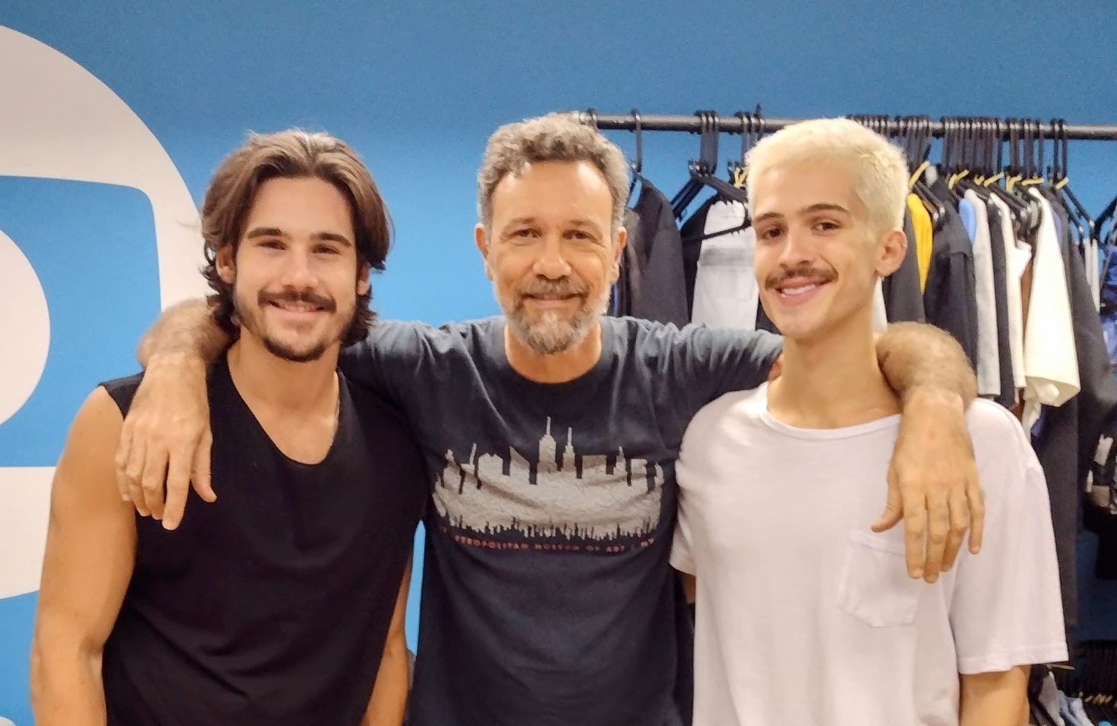 Nicolas Prattes, Luiz Nicolau e João Guilherme nos bastidores de "Musa Música" — Foto: Divulgação