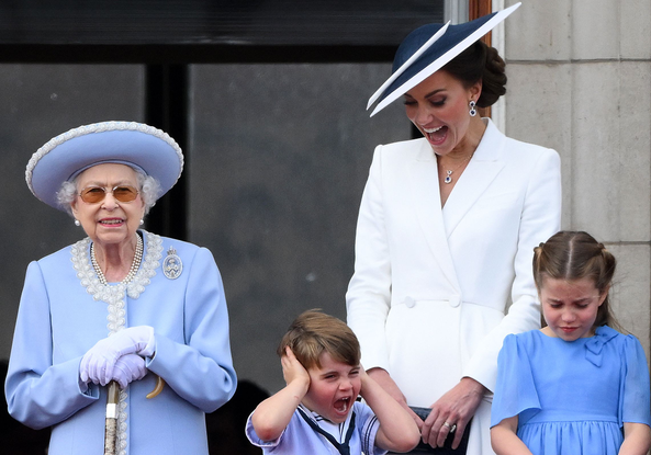 Família real aparece assistem ao espetáculo aéreo da Força Aérea Real. Príncipe Louis rouba a cena com a espontaneidade