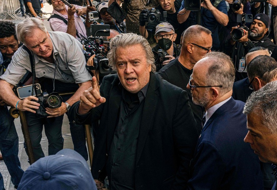 Ex-conselheiro de Donald Trump, Steve Bannon, ao se entregar para a Justiça de Nova York