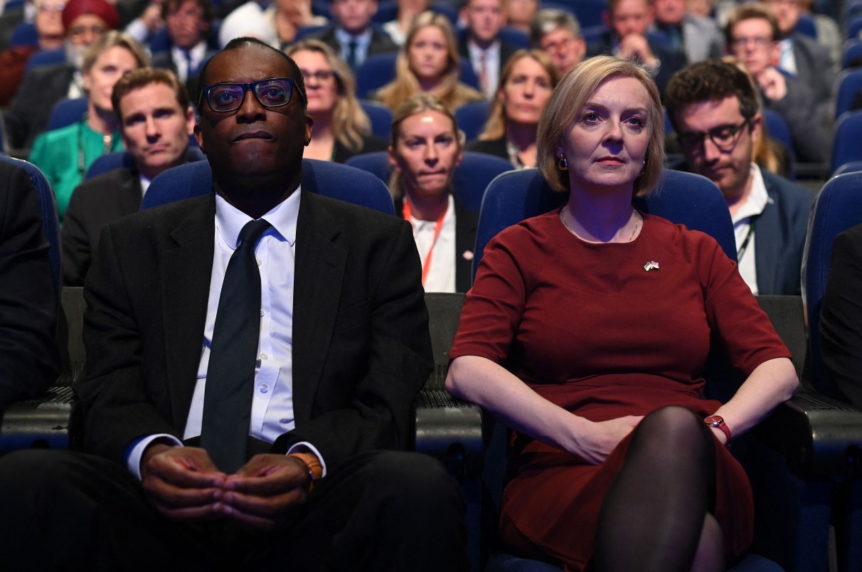 Primeira-ministra do Reino Unido, Liz Truss, ao lado do então ministro das Finanças, Kwasi Kwarteng, em evento do Partido Conservador — Foto: AFP/Oli Scarff