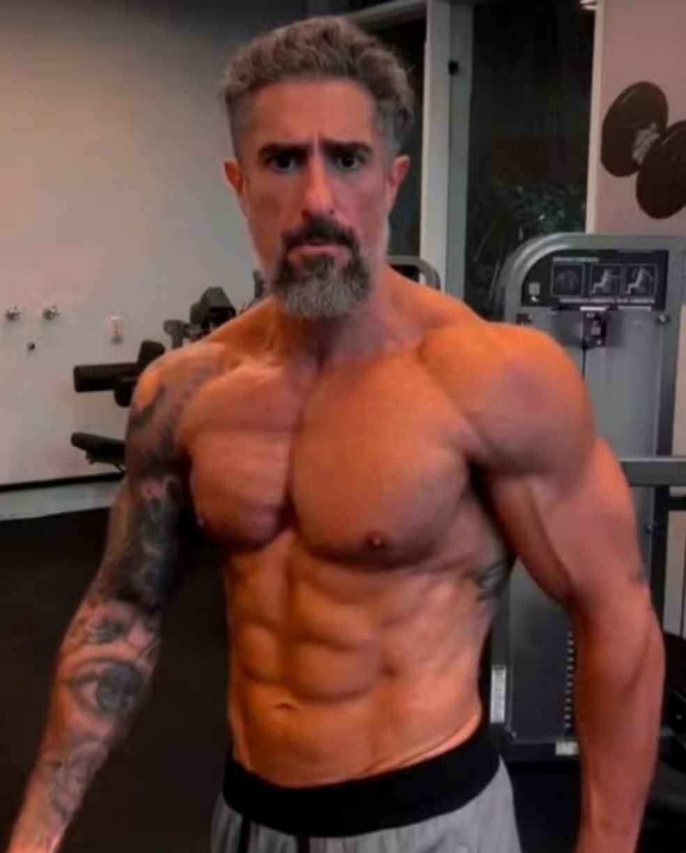 Marcos Mion mostra abdômen trincado e resultado de transformação no corpo — Foto: Reprodução Instagram