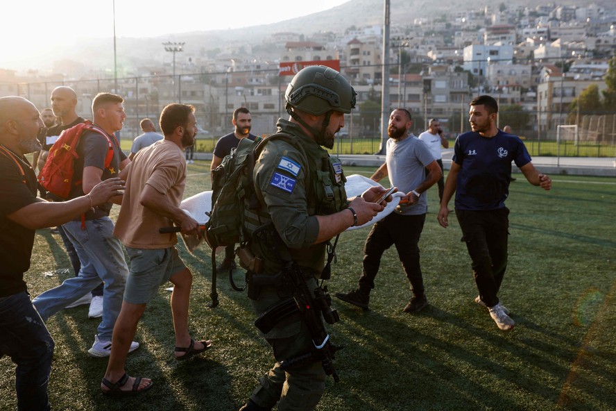 Um dos feridos no ataque contra um campo de futebol nas Colinas de Golã é socorrido