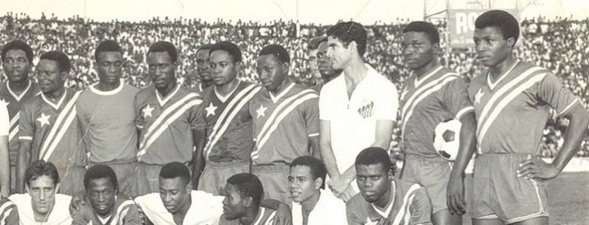 Pelé (agachado) posa com o Congo Brazzaville. A presença do time do Santos no Congo, em 1969, parou a guerra civil no país por três dias  — Foto: Arquivo