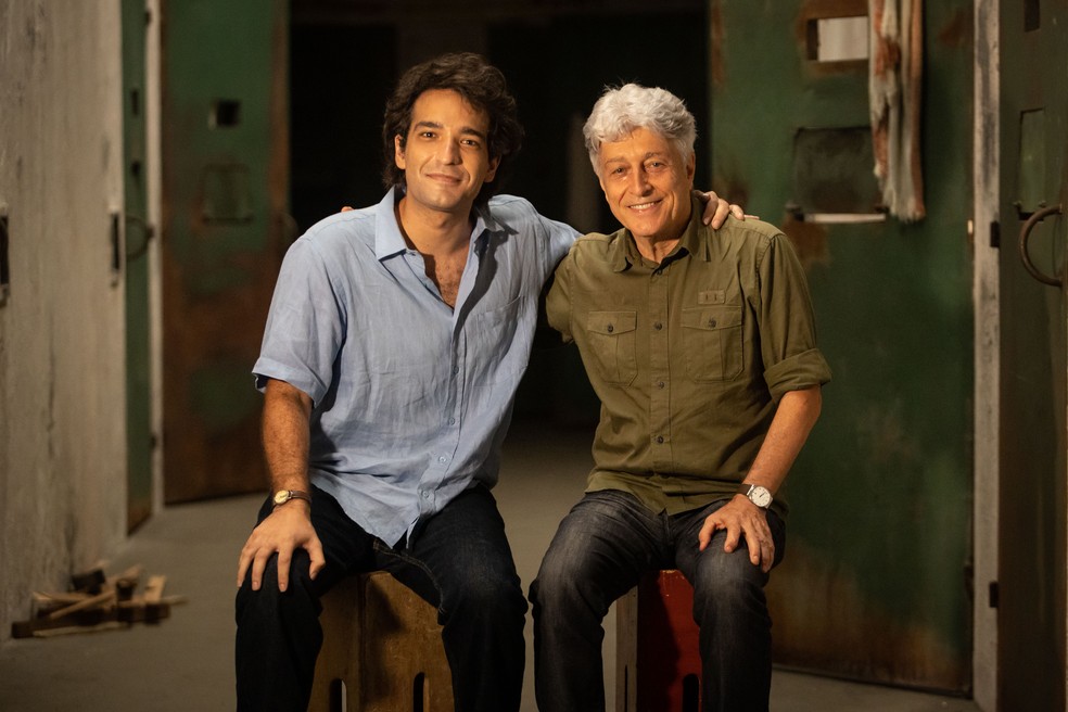 Humberto Carrão e Caco Barcellos nos bastidores da série ‘Rota 66 – A Polícia Que Mata’, do Globoplay — Foto: Divulgação