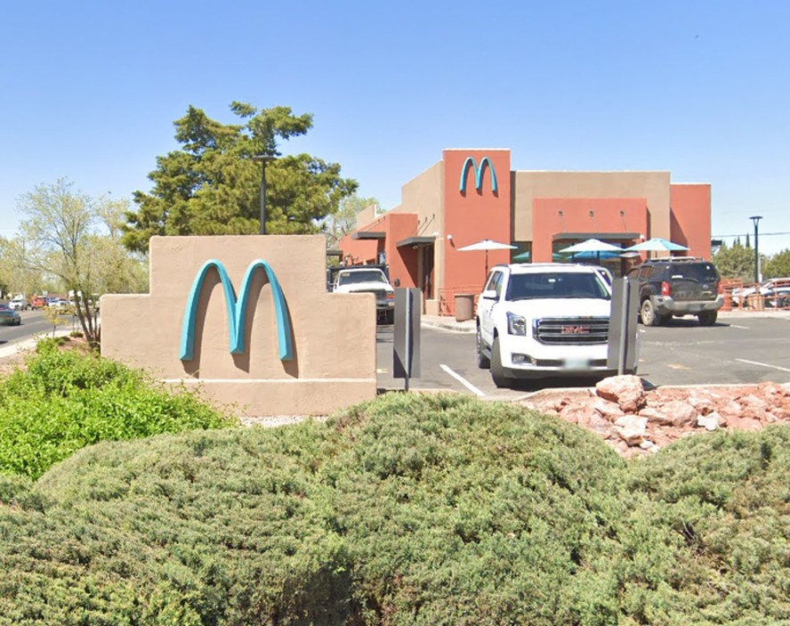 McDonald's nos EUA precisou utilizar arcos azuis, ao invés de sua marca clássica