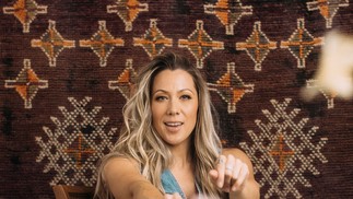 Colbie Caillat em 2023, aos 38 anos, celebrando os 16 anos de carreira — Foto: Divulgação/Patrick Tracy