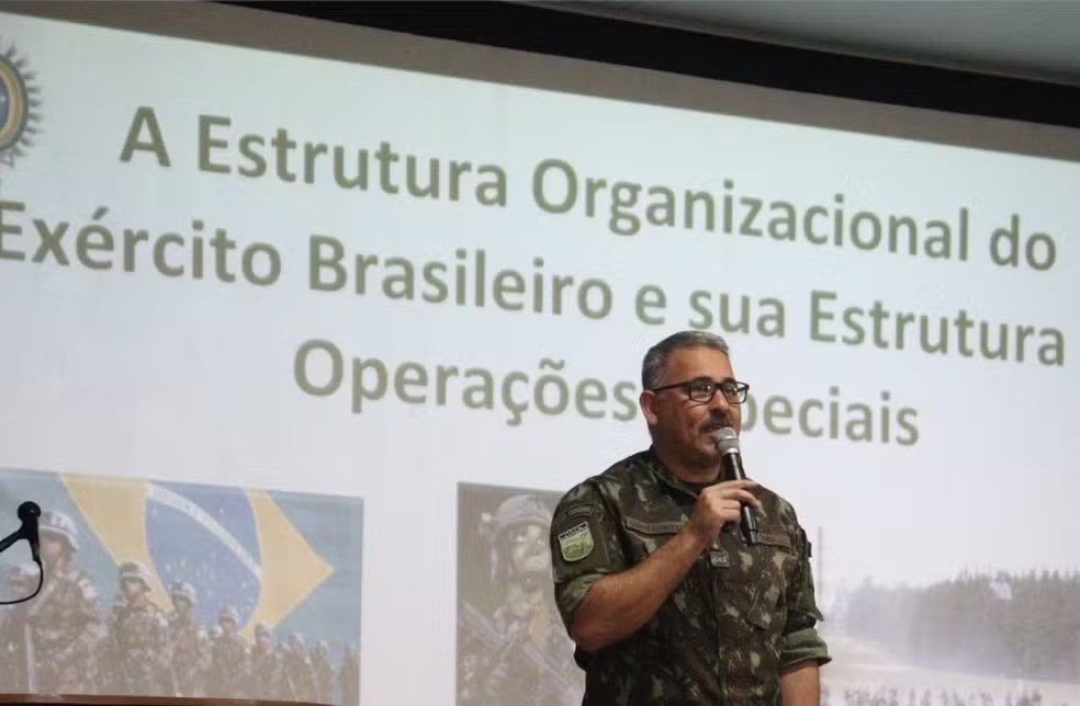 Bernardo Romão Corrêa Netto, coronel do exército, é alvo de mandado de prisão — Foto: Centro de Preparação de Oficiais da Reserva de Porto Alegre/Facebook