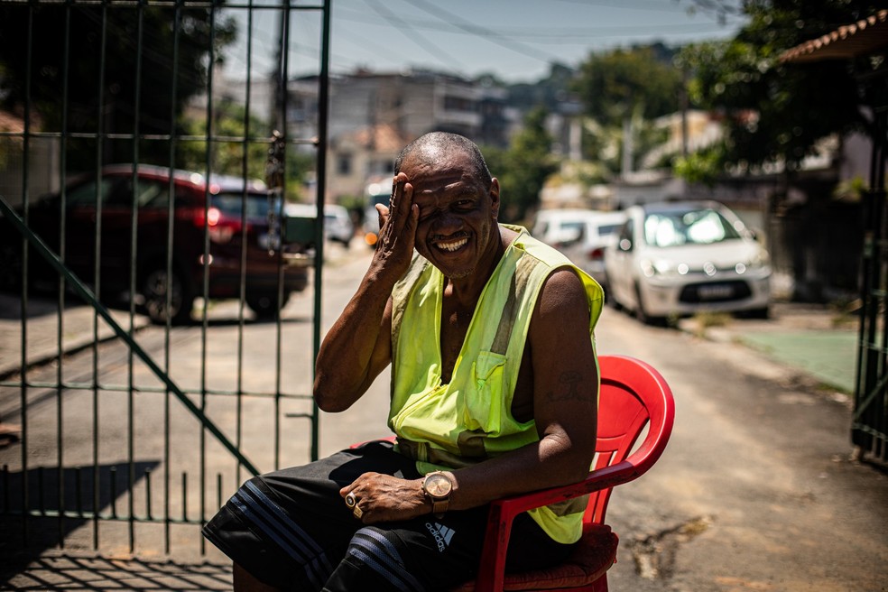 Antônio Carlos Adão trabalha como zelador em um condomínio em Irajá: água e ventilador na cabine — Foto: Hermes de Paula