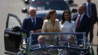 Lula desfilou no mesmo carro, mas acompanhado de seu vice  — Foto: CARL DE SOUZA/AFP