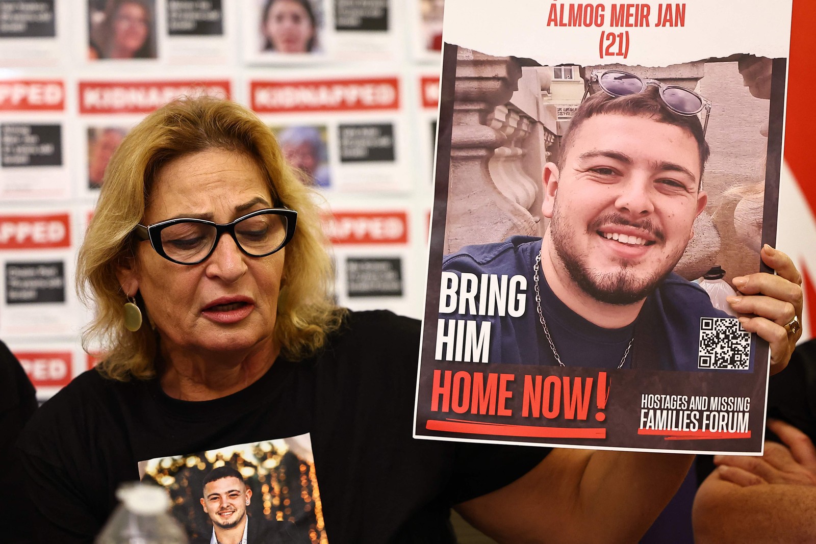 Orit Meir, mãe de Almog Meir, de 21 anos, mantido refém pelo grupo Hamas em Gaza, segura uma foto de seu filho durante uma entrevista coletiva na embaixada de Israel em Londres em 20 de novembro de 2023 — Foto: HENRY NICHOLLS / AFP