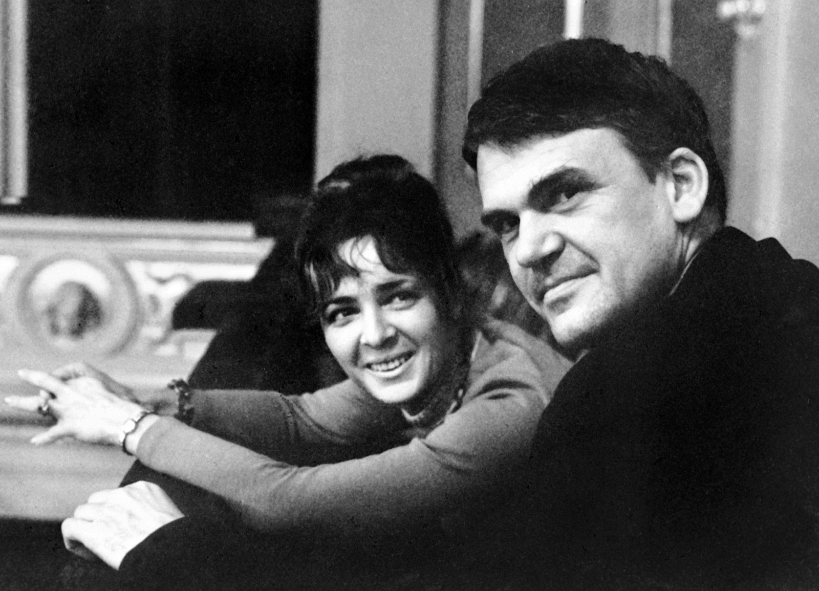 Milan Kundera posa com a mulher em 1973 — Foto: AFP