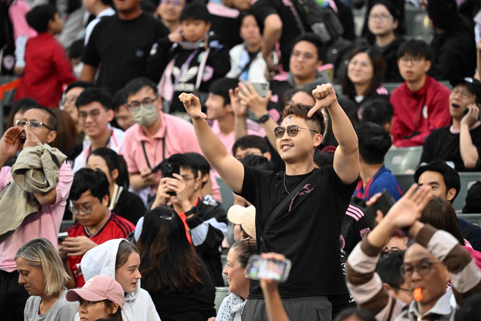 Vaias e gritos de 'Queremos Messi!' no estádio em Hong Kong — Foto: PETER PARKS  / AFP