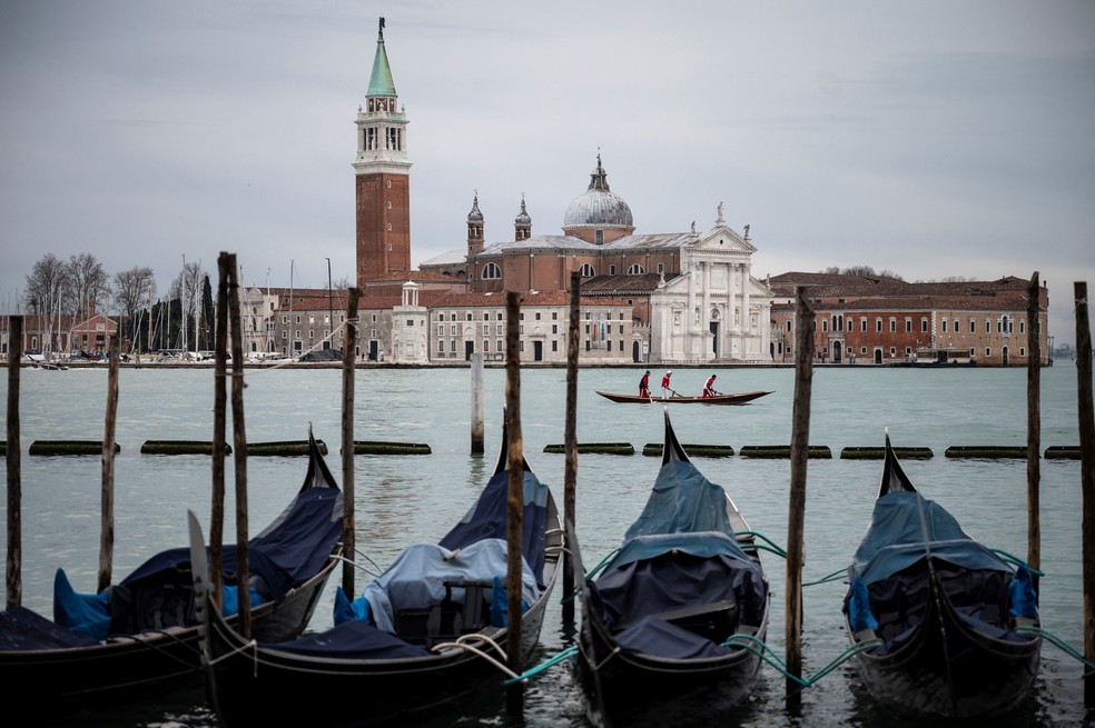 Gôndolas no Canale della Giudecca, em Veneza AFP — Foto: O Globo