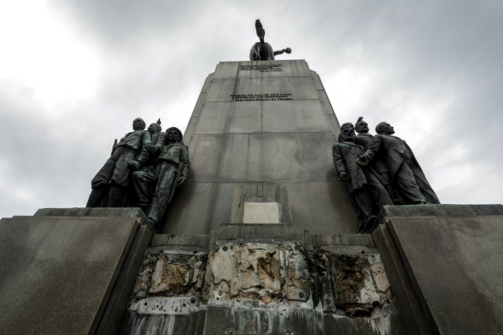 Monumento ao Marechal Deodoro da Fonseca está sem a imagem de sua mãe, Rosa Paulina da Fonseca — Foto: Gabriel de Paiva / Agência O Globo, 27-03-2023