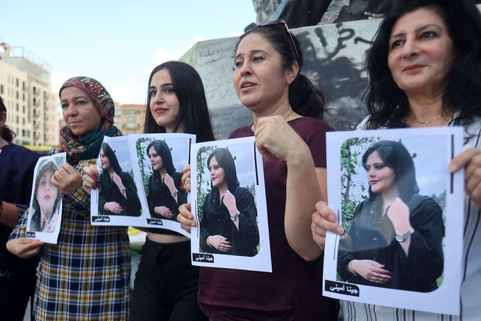 Mulheres curdas e libanesas participam de um protesto no centro da capital Beirute, dias depois a morte de Mahsa Amini — Foto: ANWAR AMRO / AFP