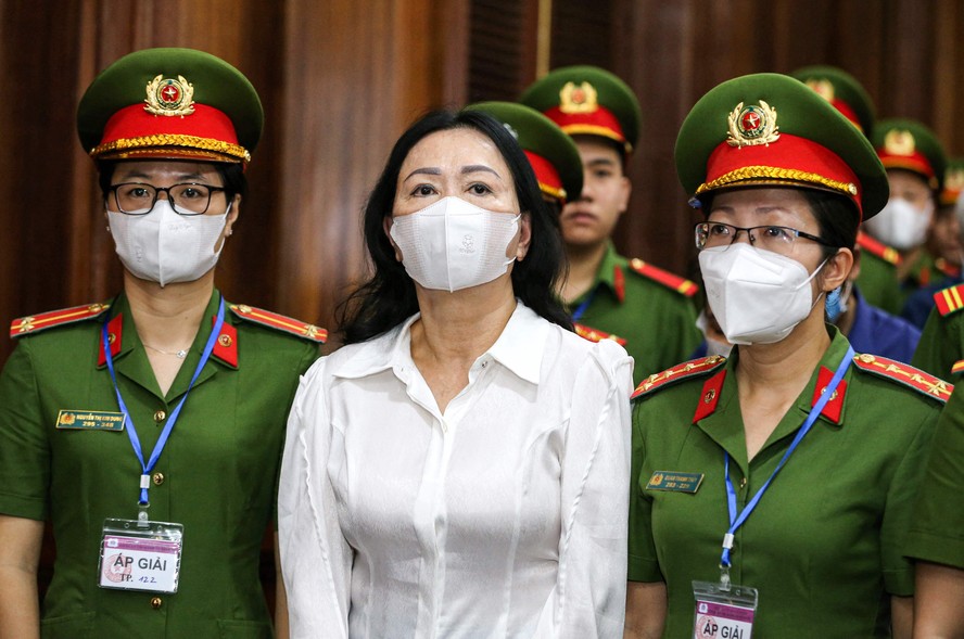 Truong My Lan chega a Corte vietnamita para julgamento de acusação de fraude