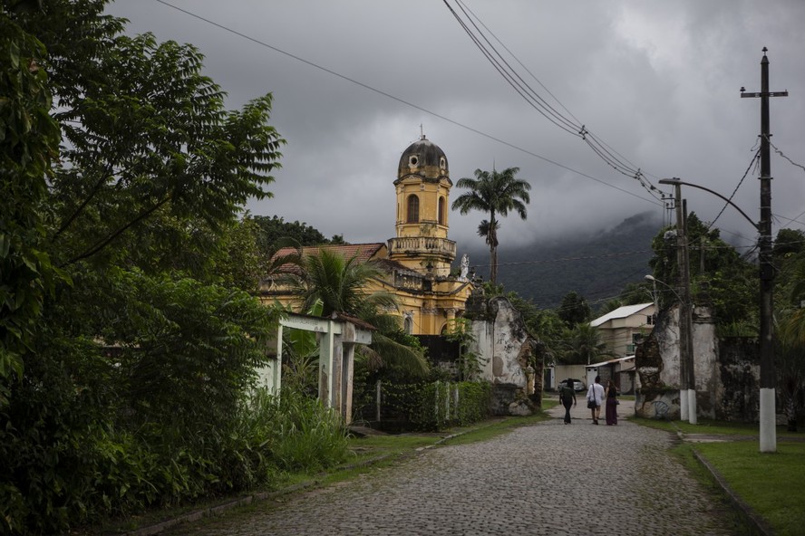 Colônia Juliano Moreira: caminho de paralelepípedos leva do Museu Bispo do Rosário ao núcleo histórico do antigo complexo manicomial