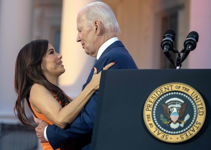 Internautas apontam 'mão boba' de Joe Biden em abraço na atriz Eva Longoria