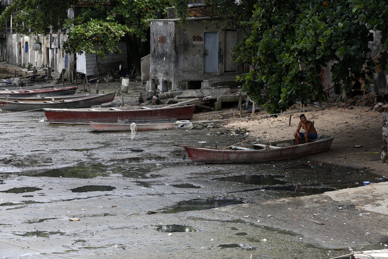 Pescadores sofrem com a degradação ambiental da baía de onde tiram seu sustento  — Foto: Custodio Coimbra