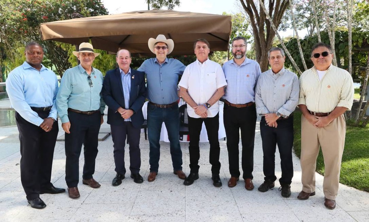 Bolsonaro posa ao lado do embaixador americano no Brasil, Todd Chapman, durante comemoração pelo Dia da Independência dos EUA, no sábado, 4 de julho, na casa do diplomata  — Foto: Nóbrega / PR - 04/07/2020