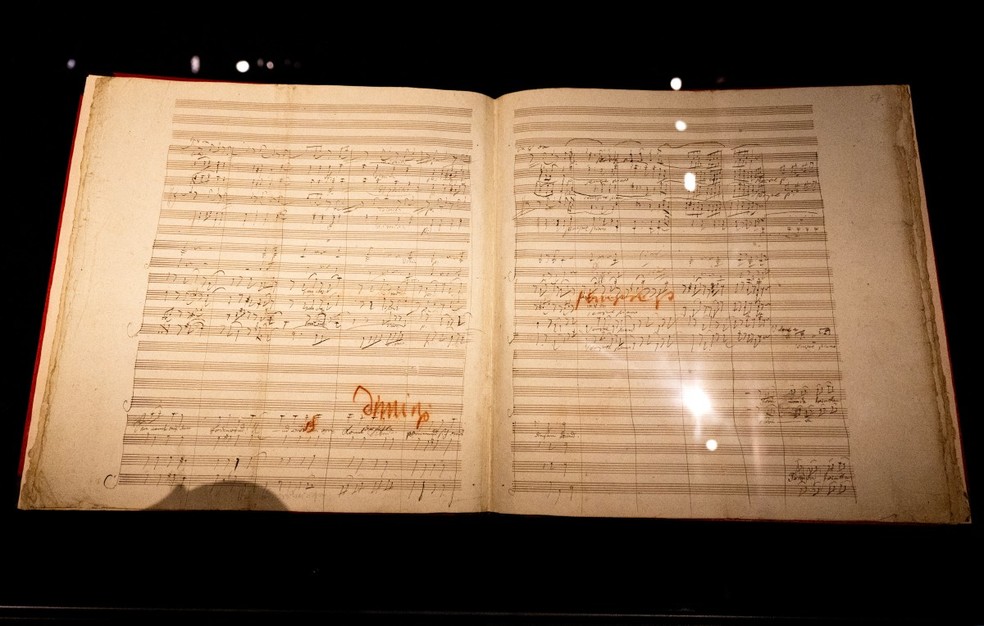 Manuscrito da Nona Sinfonia, de Beethoven, em exibição no Museu do Teatro em Viena — Foto: AFP