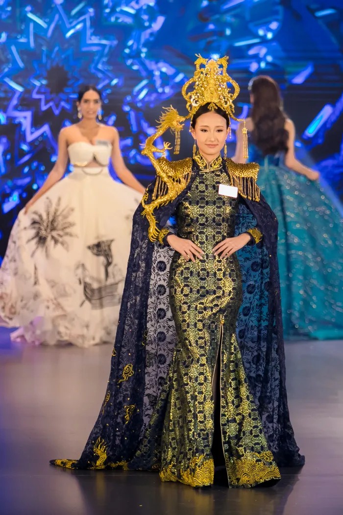 Oh Wei Qi representa Singapura — Foto: Reprodução/Miss World