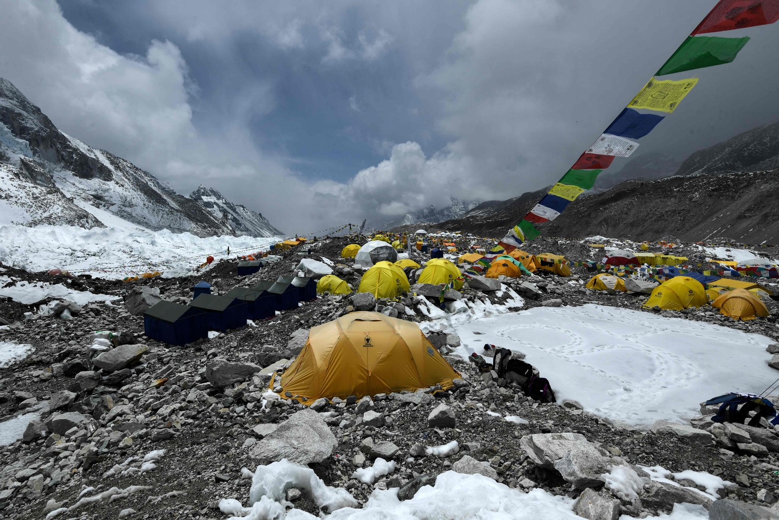 Tendas fluorescentes, equipamento de escalada descartado, botijões de gás vazios e até excrementos humanos cobrem o caminho trilhado até o cume — Foto: Prakash Mathema/AFP