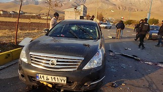 Carro danificado do cientista nuclear iraniano Mohsen Fakhrizadeh após ter sido atacado perto da capital Teerã.AFP