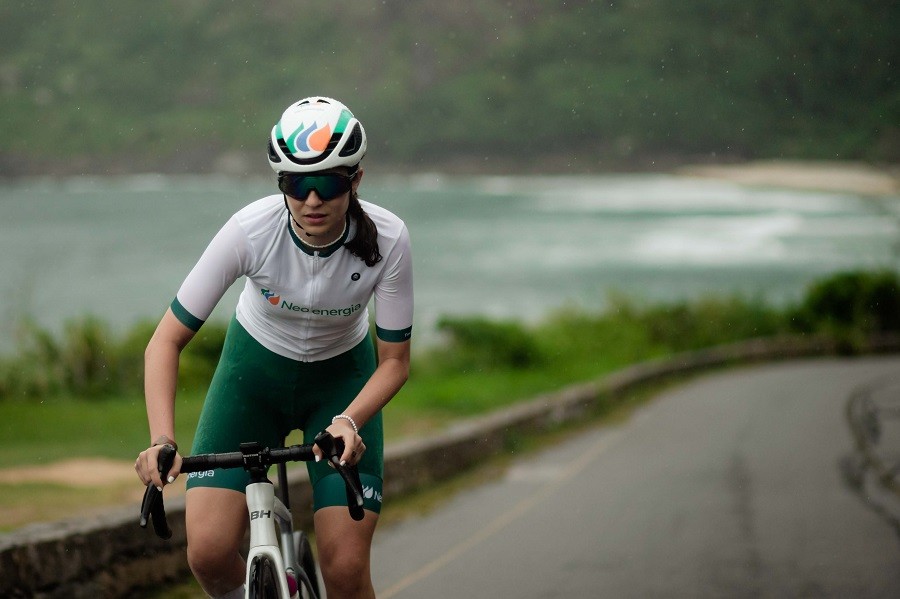 A ciclista Tota Magalhães faz parte do time da Neoenergia — Foto: Divulgação