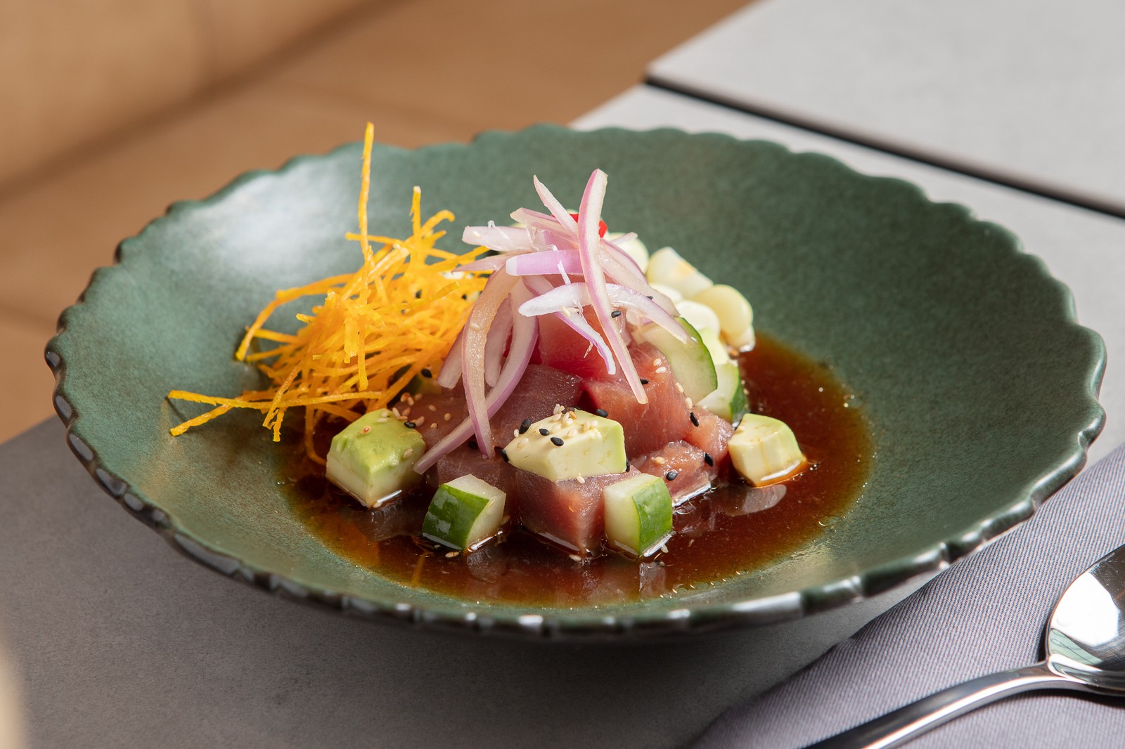 Atum é um dos protagonistas de um dos pratos servidos no restaurante La Vista, do Hotel JW Marriott, de Lima — Foto: Divulgação