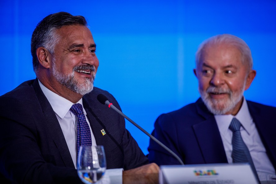 O presidente Luiz Inácio Lula da Silva ao lado do ministro da Secom, Paulo Pimenta