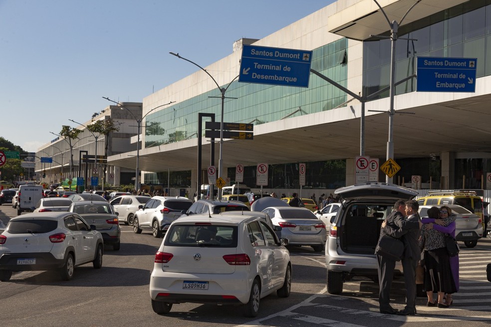 Saturado: Acessos de veículos a áreas de embarque e desembarque do Santos Dumont estão congestionados — Foto: Roberto Moreyra/Agência O Globo