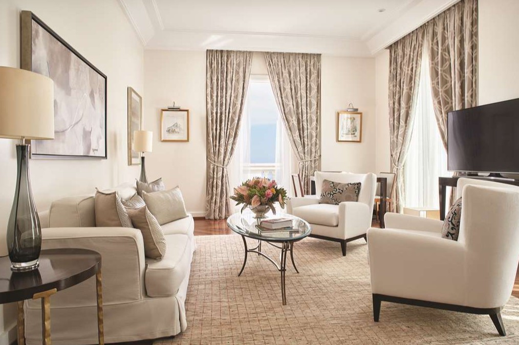 Sala de estar da Penthouse Suite, do Copacabana Palace têm sofá espaçoso, poltronas, tapetes orientais e obras de arte originais — Foto: Reprodução