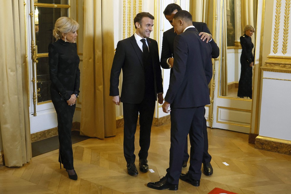 Kylian Mbappé conversa com presidente da França e emir do Catar — Foto: Yoan VALAT / POOL / AFP