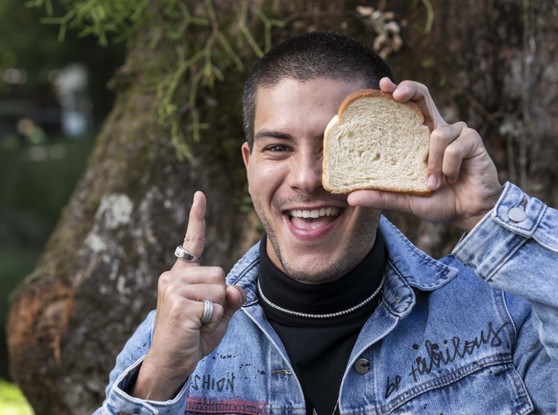 Arthur Aguiar comemora sucesso e segura um pedaço de pão: torcida do ator e cantor durante sua passagem pelo 'BBB' ficou conhecida como Padaria, já que ele comia muitos pães no confinamento