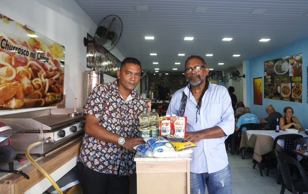 Paulo Carvalho (à direita) e o filho Léo Motta no restaurante Rango Forte, que mantêm na Zona Norte do Rio: troca de marcas foi a saída para não repassar preços — Foto: Fábio Rossi