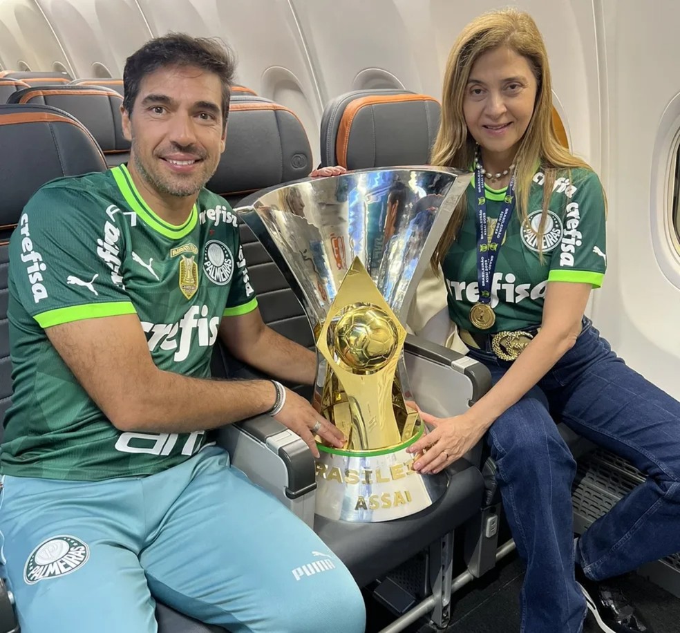 Leila Pereira posou com Abel Ferreira, técnico do Palmeiras, segurando a taça de campeão brasileiro de 2023 — Foto: Reprodução Instagram