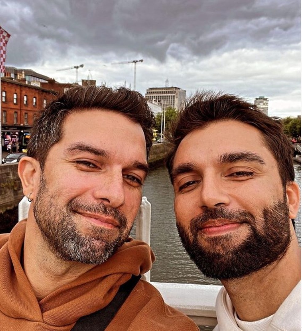 Lucas Silva e o irmão, o cantor Silva — Foto: Instagram